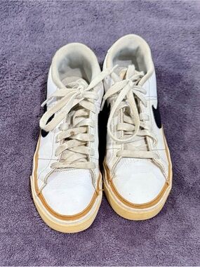 Nike White and Black Low-Top Sneaker (Women’s 6.5)